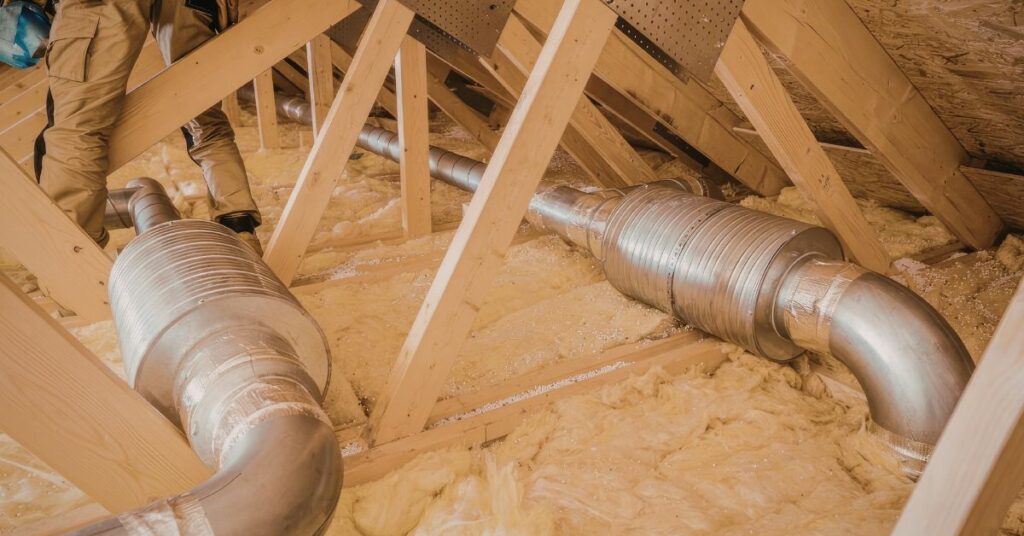 Vérification d’un système de ventilation dans une maison au printemps