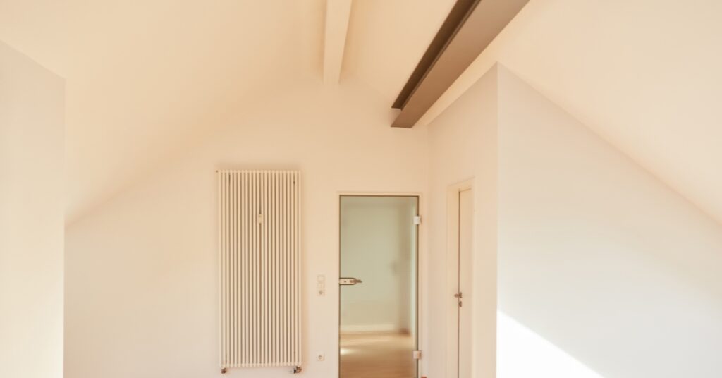 maison chaude à l'étage sous toiture en été