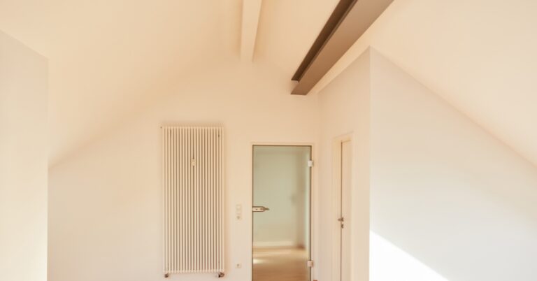 maison chaude à l'étage sous toiture en été