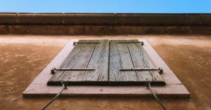 maison trop chaude la journée avec protections solaires fermées