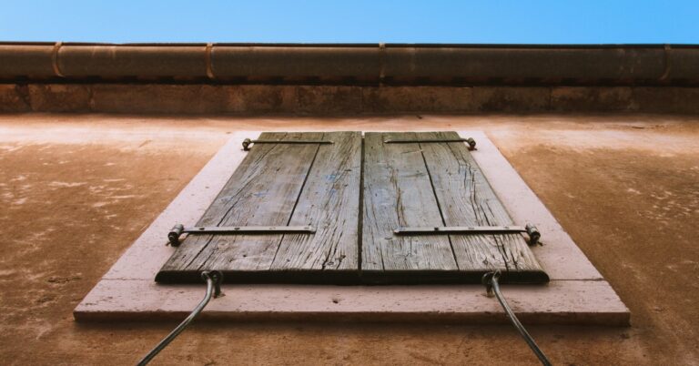 maison trop chaude la journée avec protections solaires fermées